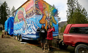 Kanahus and sister, photo by Janice Cantieri